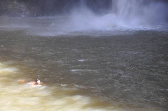 Nadando no turbulento lago da cachoeira Santa Bárbara, próximo à Riachão, região da Chapada das Mesas - MA